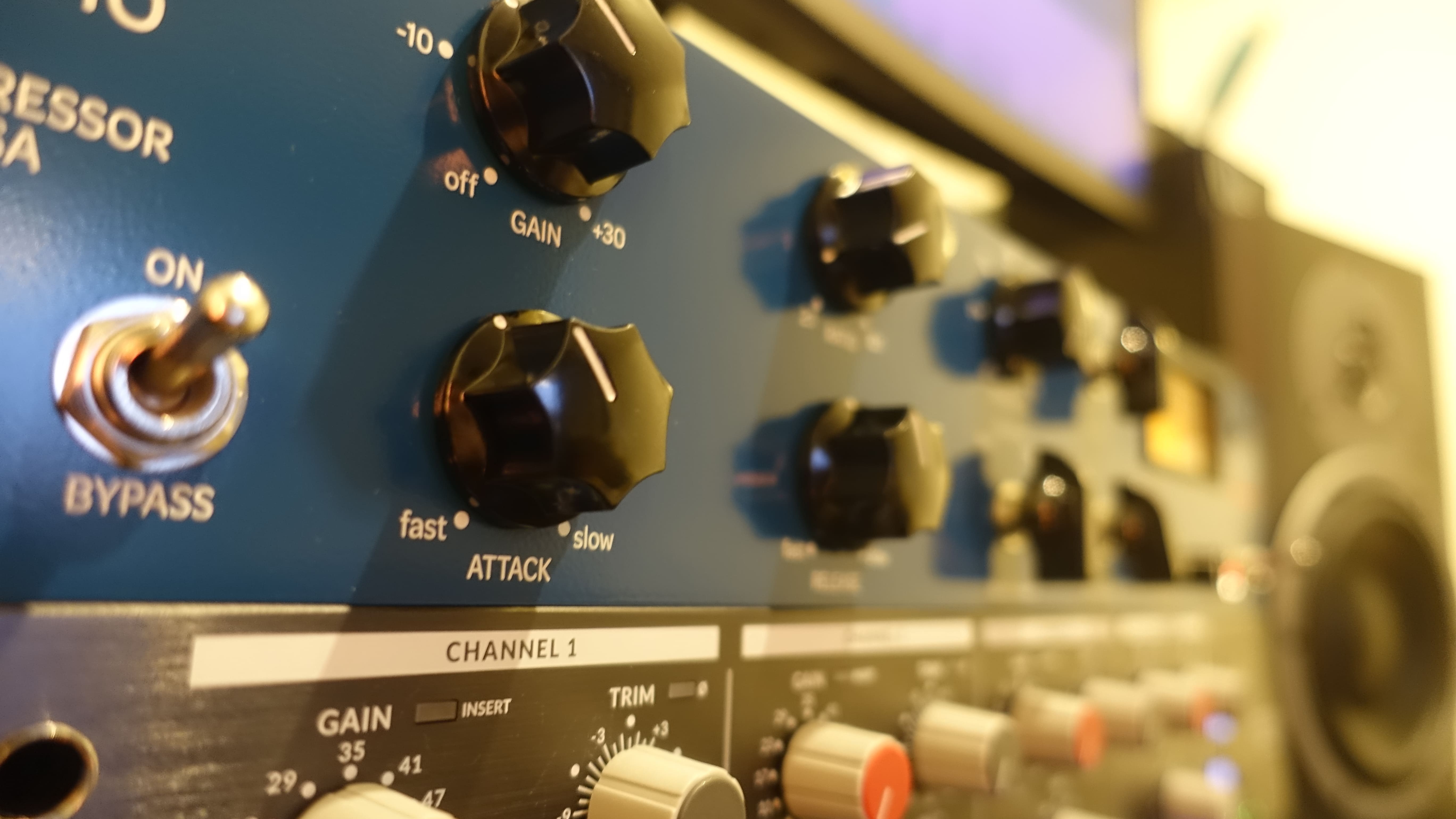 SSL Quad Pure Drive, channel strip analogique à façade bleue avec réglages GAIN et ATTACK