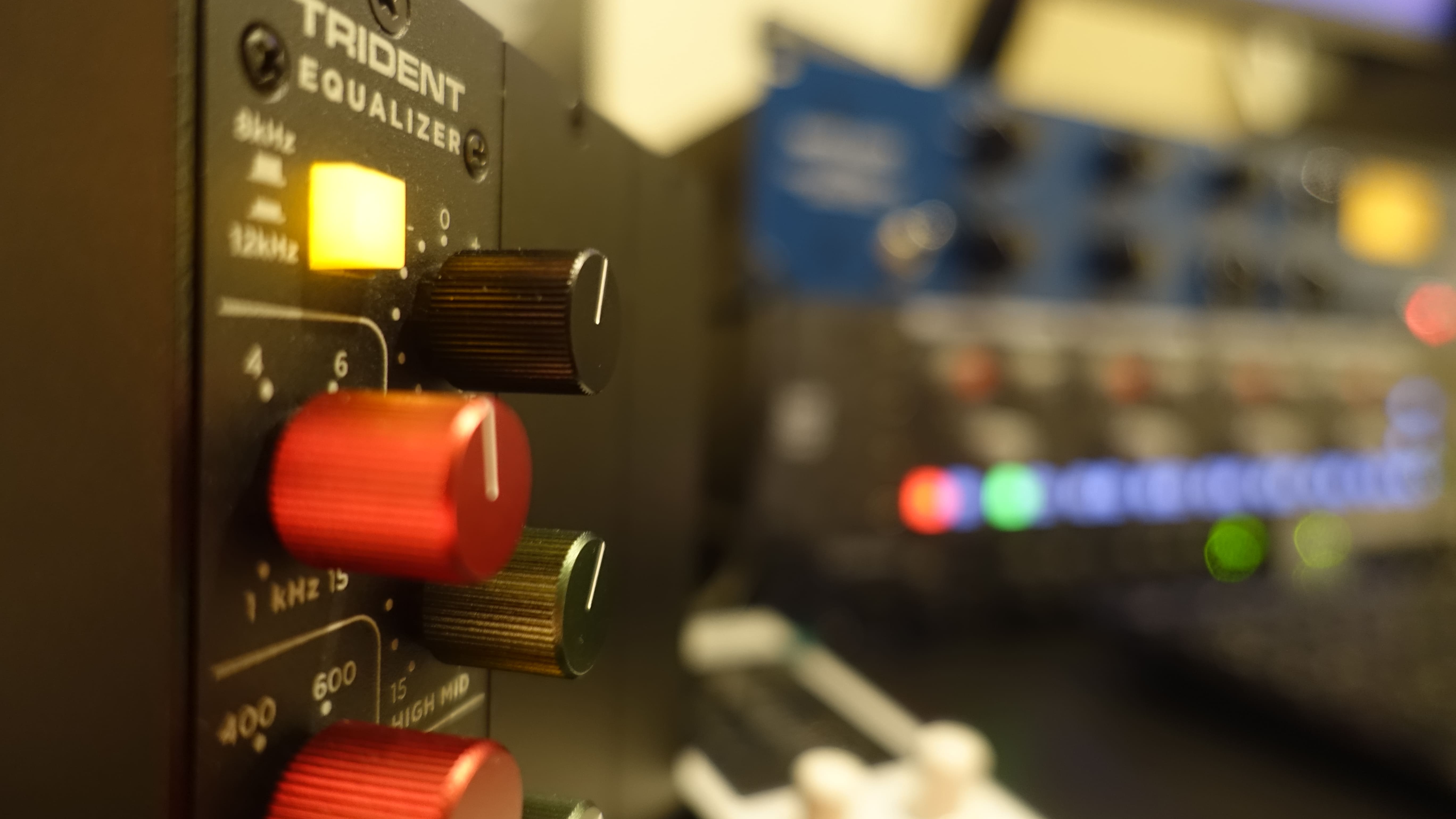 Égaliseur analogique Trident 80B avec boutons colorés et voyant allumé