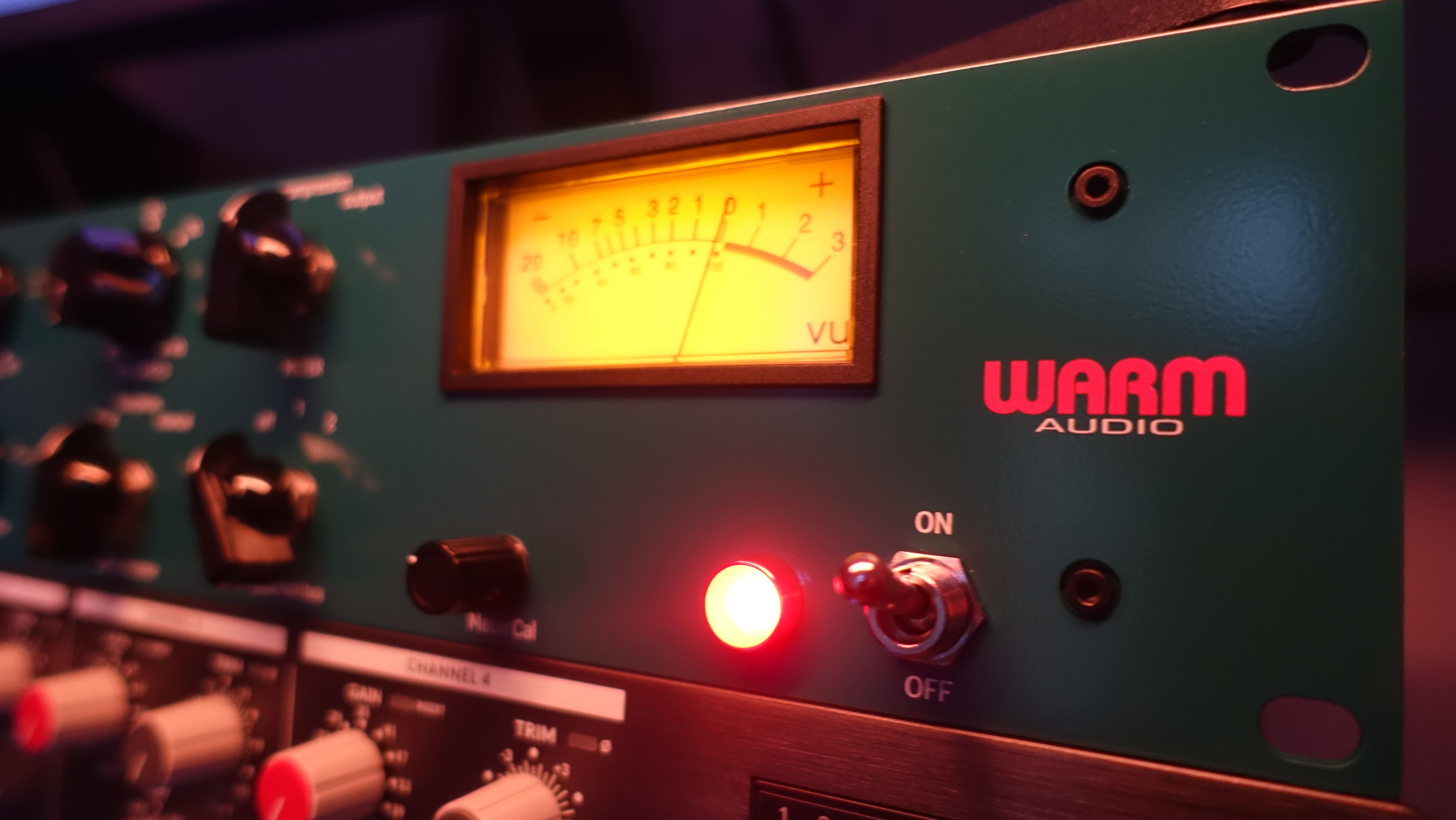 Compresseur à lampes Warm Audio avec VU-mètre orange rétroéclairé